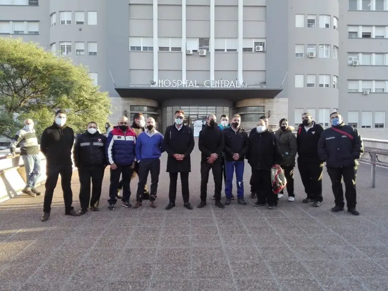 Personal de SECURITYSAT formado frente a un hospital