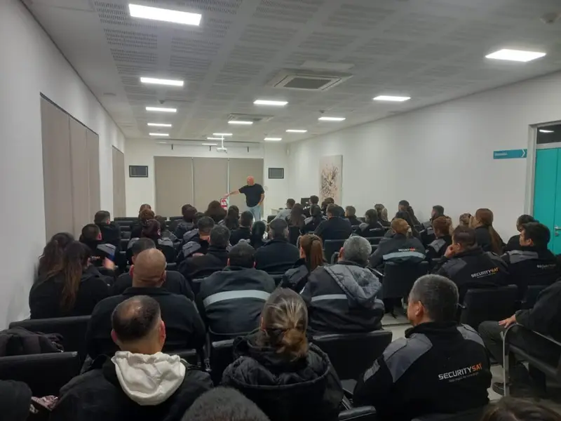 Personal de SECURITYSAT reunido en una capacitación