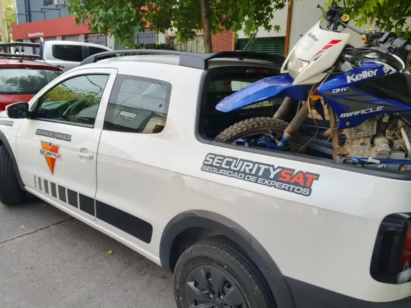Móvil de patrullaje de SECURITYSAT con moto en la caja