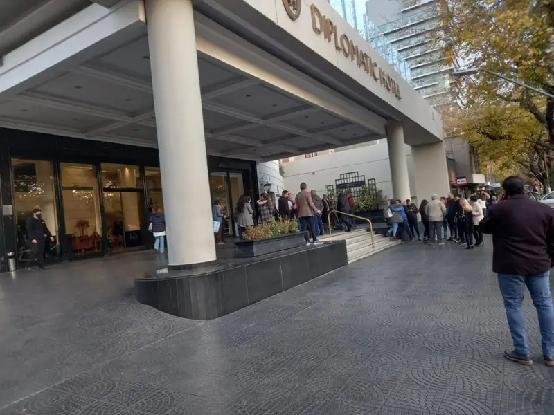 Ingreso de un hotel custodiado por personal de SECURITYSAT